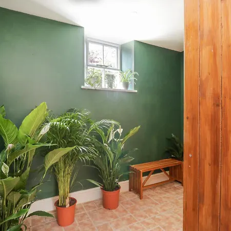 The Hollies Tatil Evi